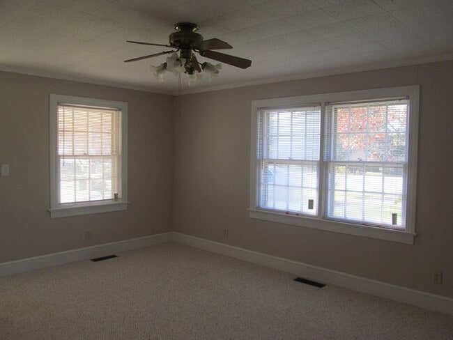 Building Photo - 3 Bed 1 Bath Brick Ranch