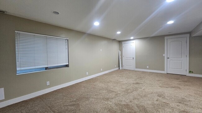 Building Photo - 2718 N Elm Dr