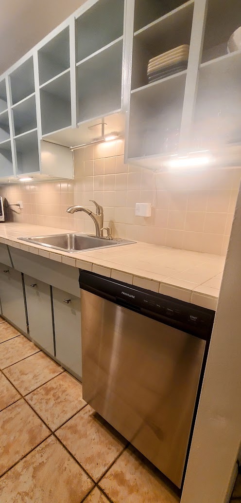 Stainless steel dishwasher. - 3 Island Ave