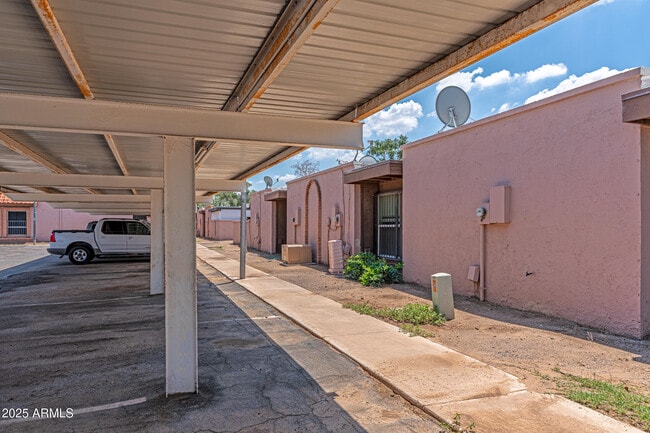 Building Photo - 6044 W Augusta Ave