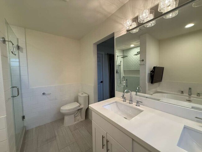 Building Photo - Stunning 4 Bed 3 Bathroom Home!