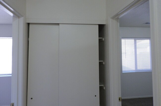 Building Photo - Inviting 3+2 split Floor plan!