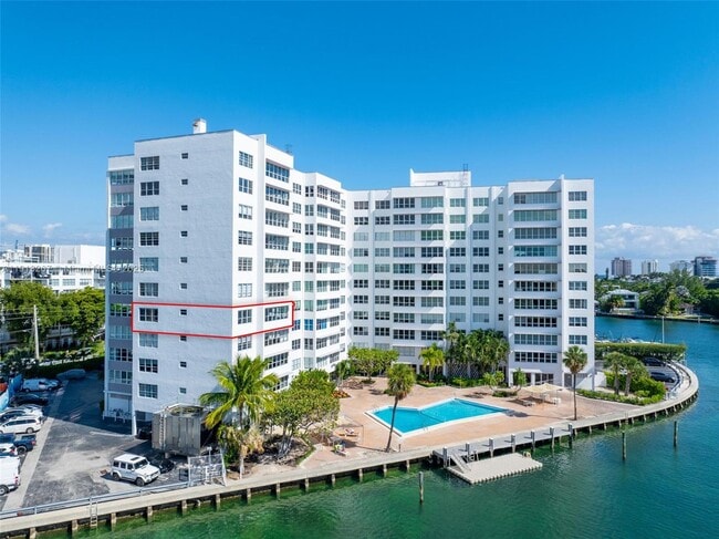 Building Photo - 9102 W Bay Harbor Dr