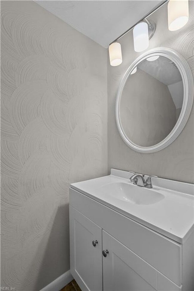 Building Photo - Updated Townhome in Virginia Beach