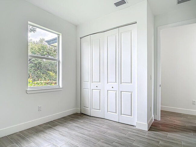 Building Photo - 260 West Dr