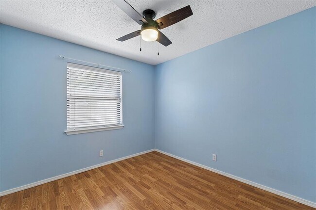 Building Photo - 213 S Silver Dr