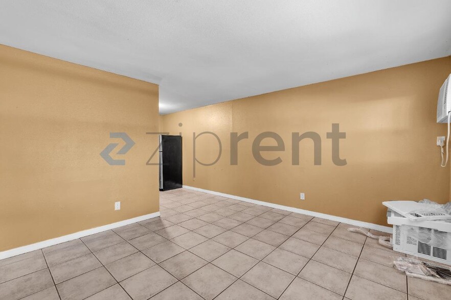 Building Photo - Unit A