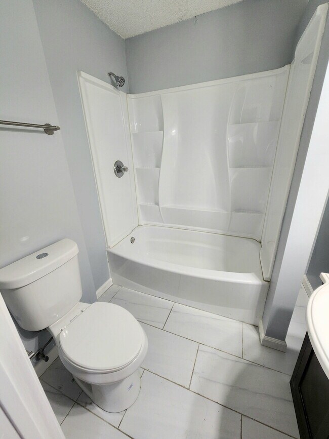 Building Photo - NEWLY REMODELED 3BR, 2BA Duplex Unit in He...