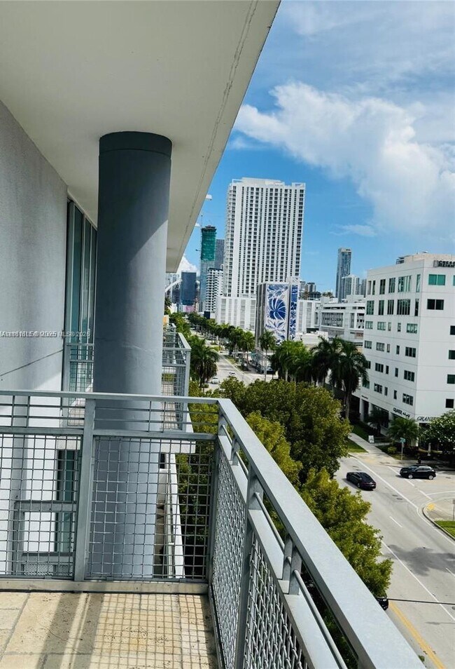 Building Photo - 350 NE 24th St