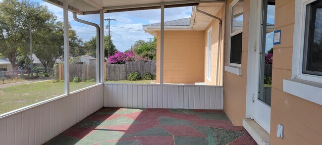 Building Photo - 842 Hillside Ave