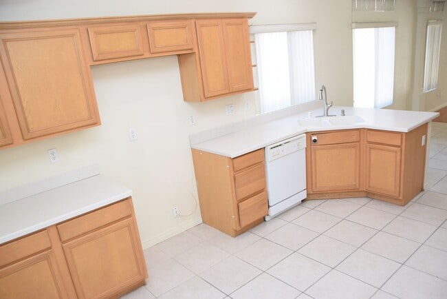 Building Photo - 1 STORY HOME IN GATED SE COMMUNITY