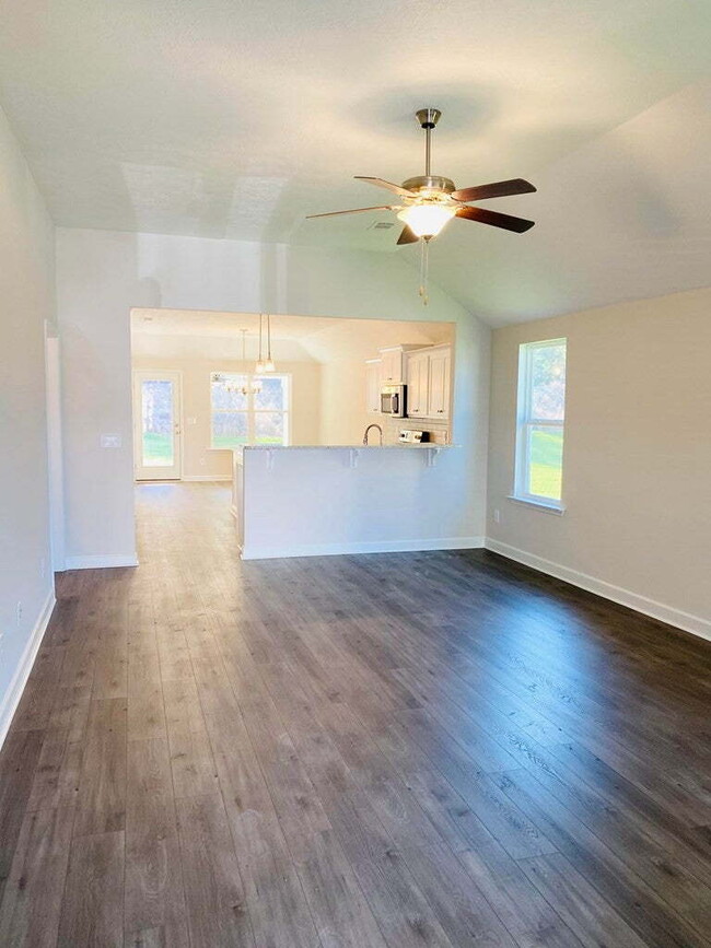 Building Photo - Summerton Village Rental!