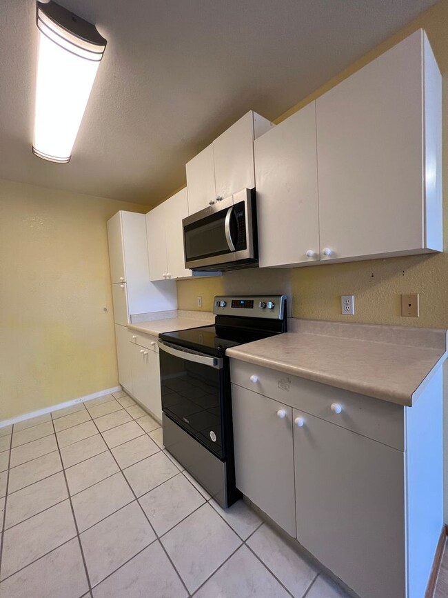 Building Photo - Ground Floor 2/2 Unit in Kapolei - Availab...