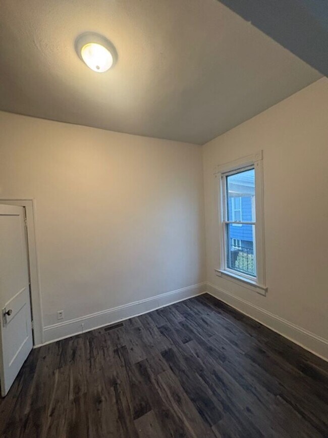 Building Photo - 723 W Armstrong Ave