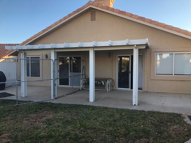 Building Photo - 3 bedroom 2 bathroom Home in Silver Lakes!...