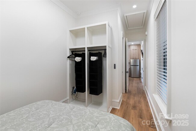 Building Photo - 705 S Torrence St