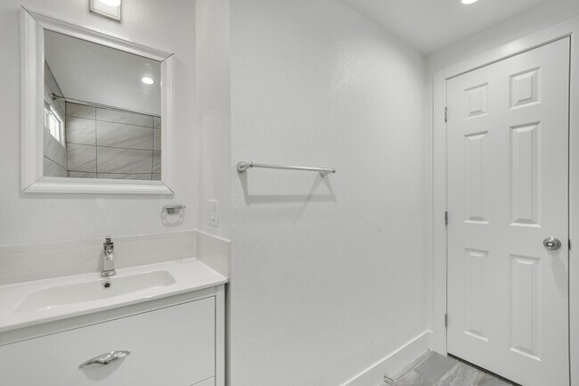 Building Photo - 1050 E Hassett Ave