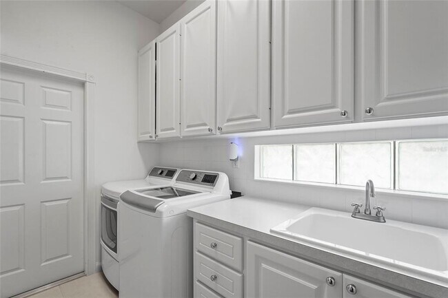 Building Photo - 7716 Uliva Way