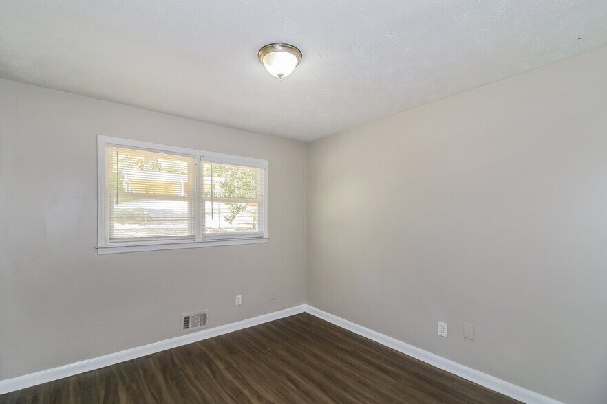 Building Photo - 7006 Knollwood Dr