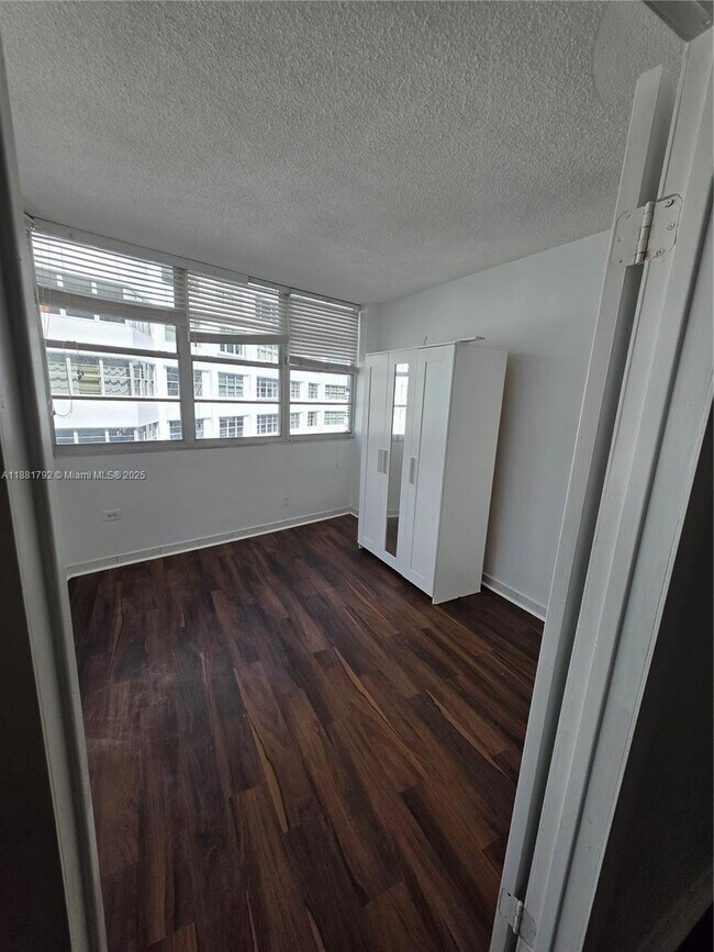 Building Photo - 905 Brickell Bay Dr
