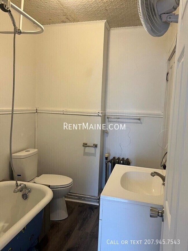 Building Photo - 591 Main St