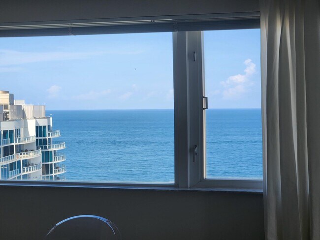 Building Photo - 3000 Holiday Dr