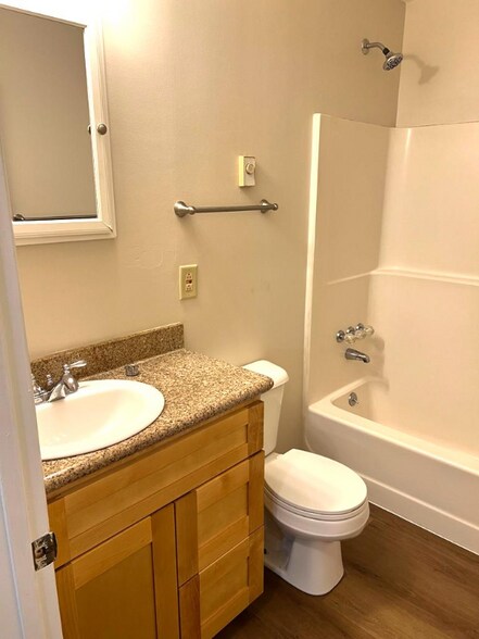Building Photo - 861 Buchanan Trail E