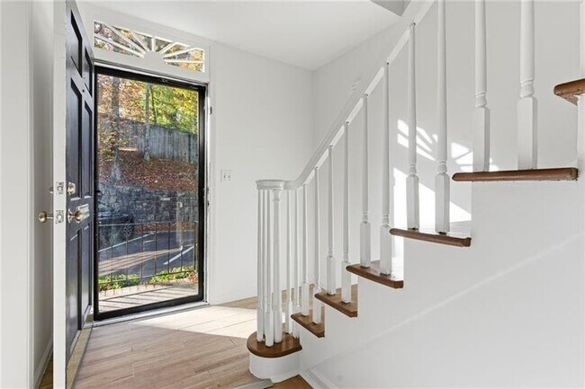 Building Photo - 6520 Roswell Rd NE