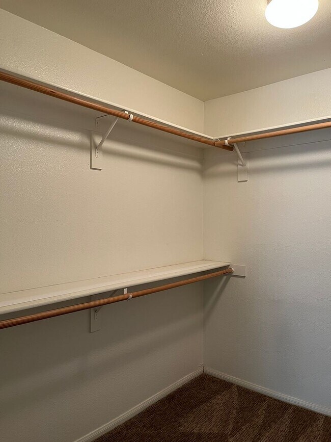 Building Photo - 3 bedroom, 2 bathroom in Apple Valley!