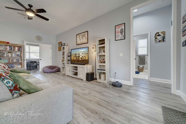 Building Photo - "Charming 3-Bedroom Oasis with 2 Baths and...