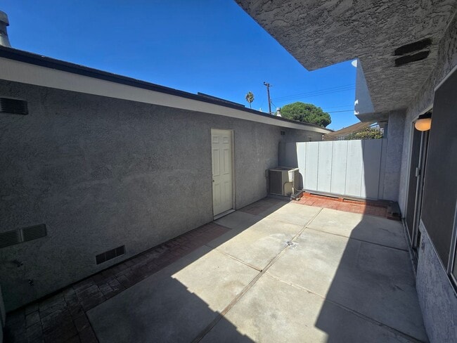 Building Photo - Beautifully renovated 3 Bed, 2 Bath condo!