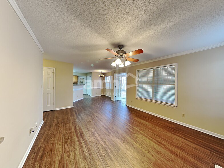 Building Photo - 1255 Hawthorne Dr