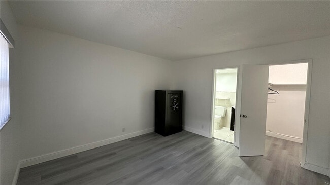 Building Photo - 651 Pine Dr