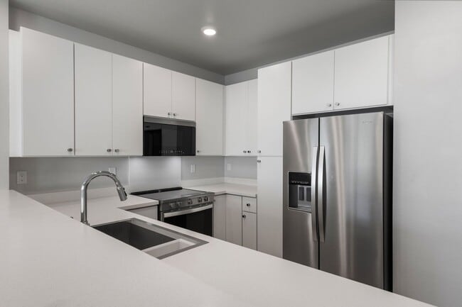 Building Photo - Modern Townhome Living in Ho’opili