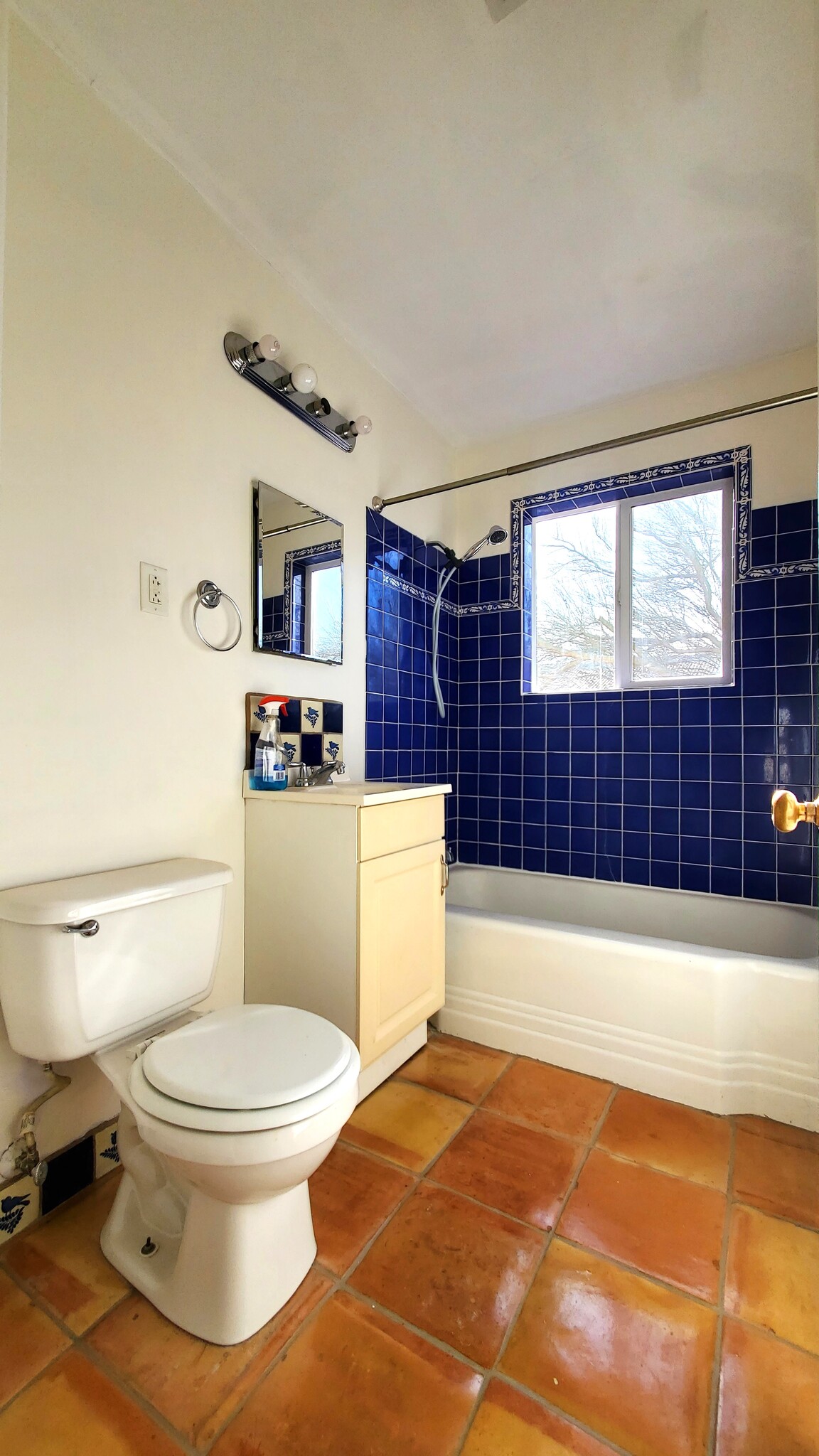 Guest Bath - 621 W Solana Ave