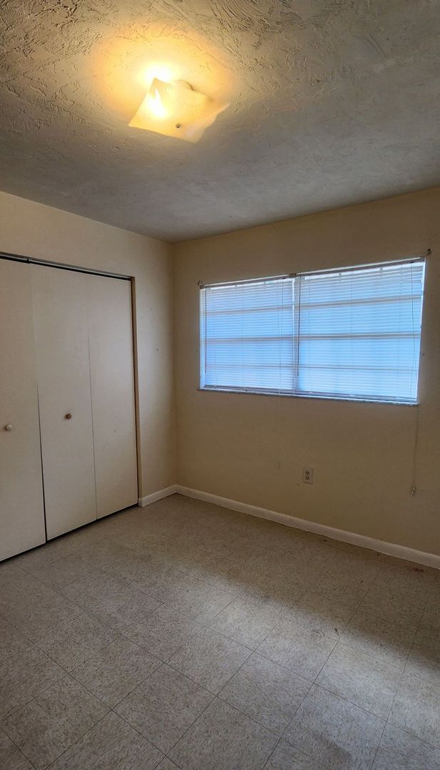 Building Photo - 2-bedroom, 1 bathroom duplex is move-in ready
