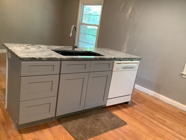 Building Photo - Large brick home, 3 fireplaces, Raytown sc...