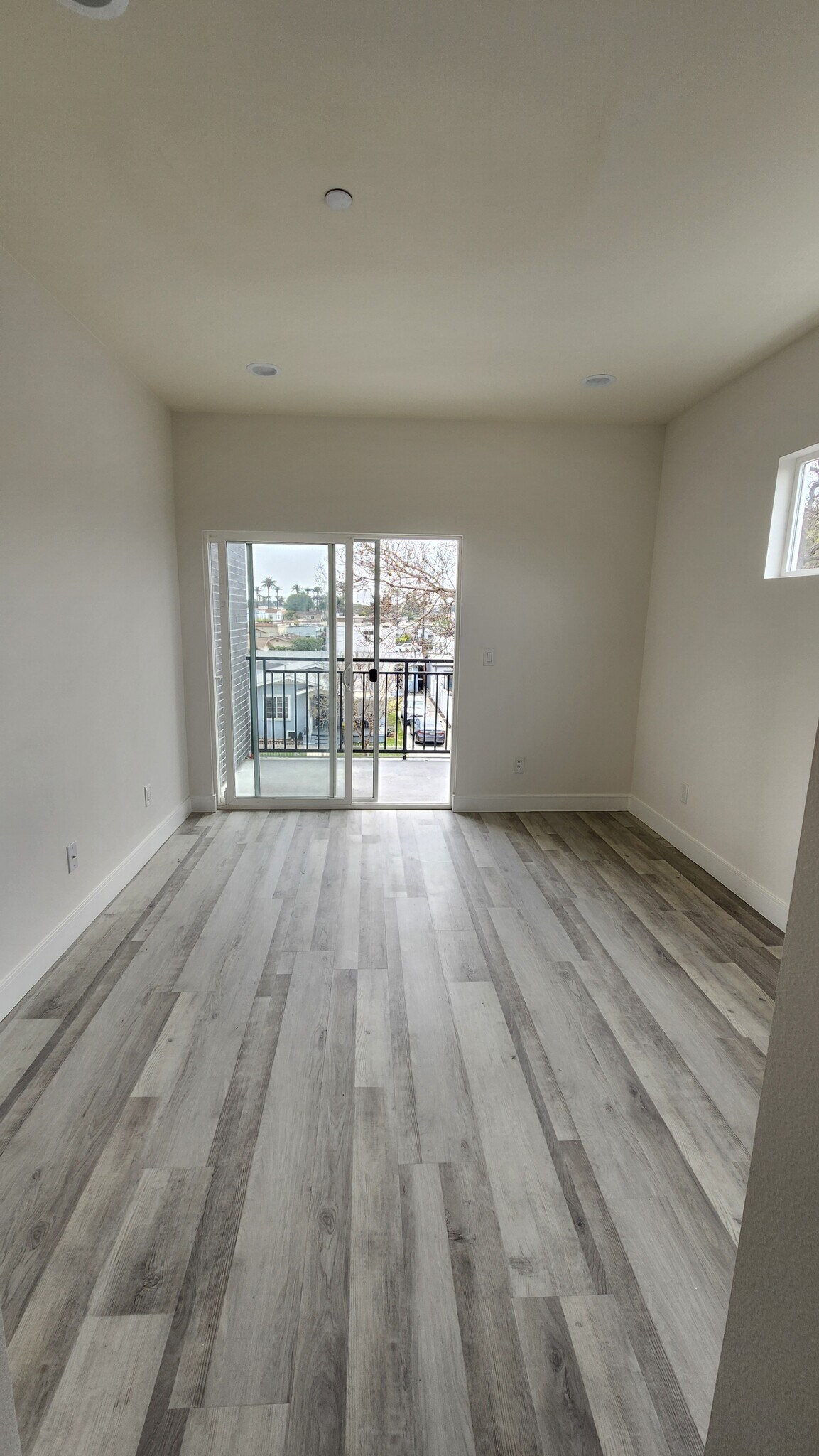 Building Photo - 2637 S Cochran Ave