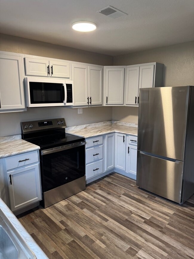 Building Photo - Newly remodeled 2 bedroom home