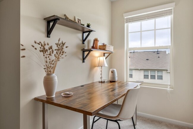 Building Photo - Beautiful 3 story townhome with office in ...