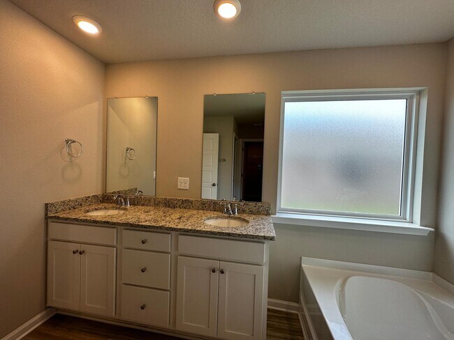 Building Photo - 2551 Arbordale Lp