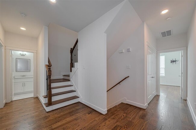 Building Photo - 854 W 20th St