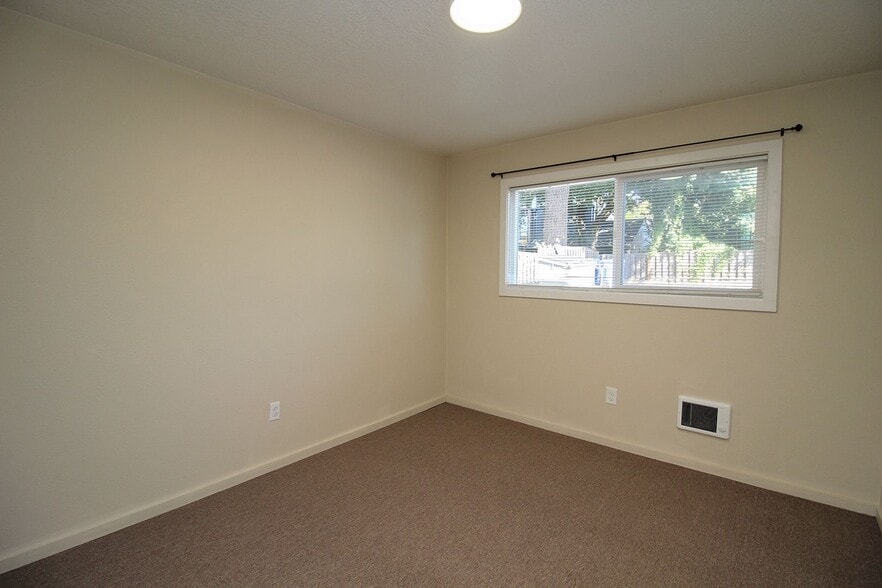 Building Photo - 4232-4232 SE Cesar Estrada Chavez Blvd