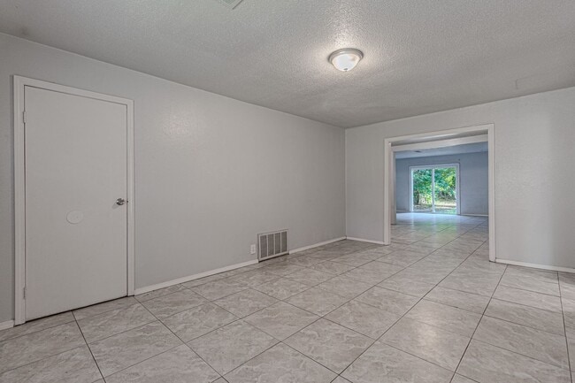 Building Photo - 3 Bed 2 Bath in OKC!