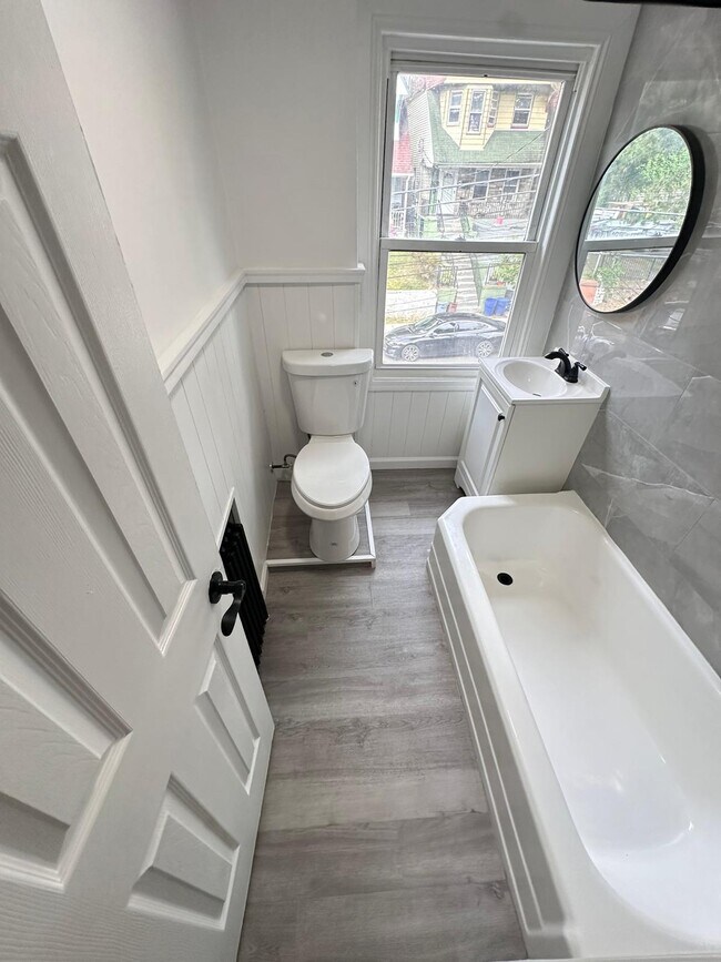 Building Photo - 109 S 7th Ave