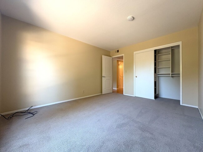 Building Photo - Spacious & Bright 3-Bedroom Condo in Menlo...