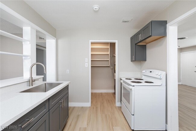 Building Photo - 1300 E Nelson Ave