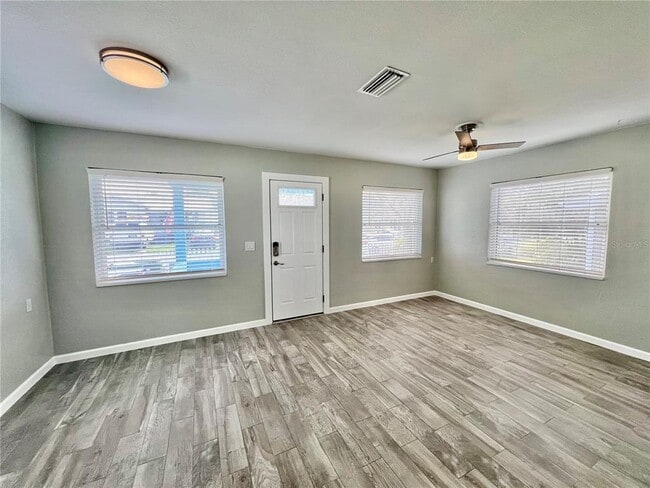 Building Photo - 107 W Minnehaha St