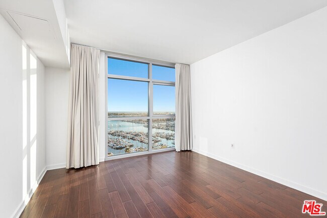 Building Photo - 13700 Marina Pointe Dr