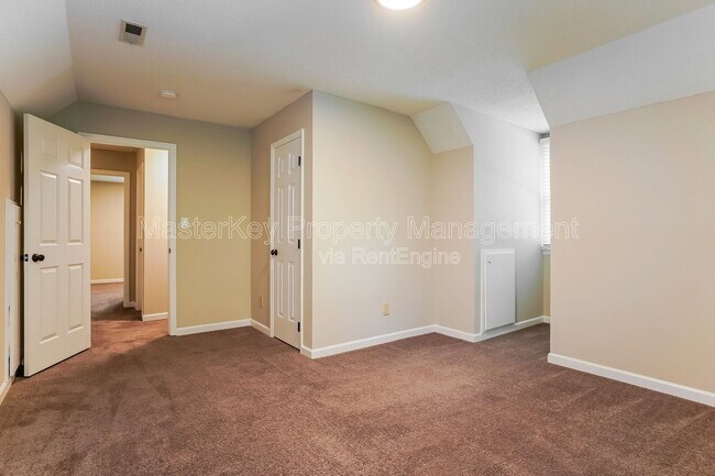 Building Photo - 220 W Elm Ave